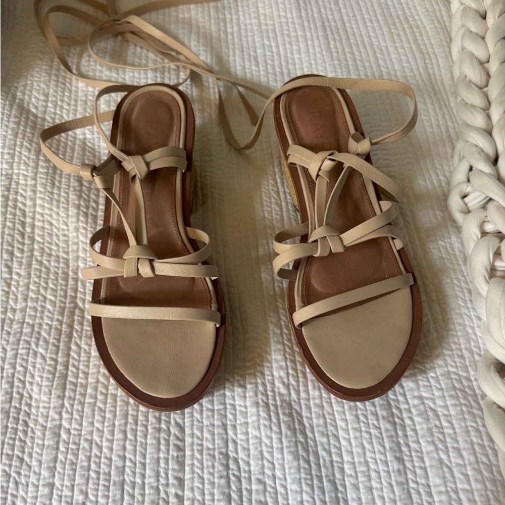 Claudia Heel in Nude
RAYE